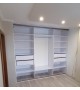 Beépített gardróbszekrény tükörrel