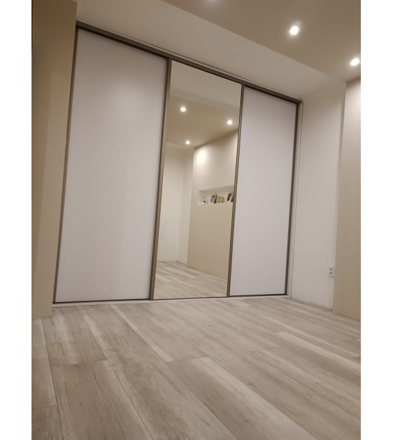 Beépített gardróbszekrény tükörrel